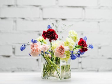 vazo ile taze çiçekler yakın çekim