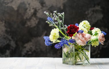 vazo ile kopya alanı ile taze çiçekler yakın çekim