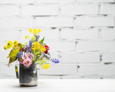 vazo ile taze çiçekler yakın çekim kopya alanı