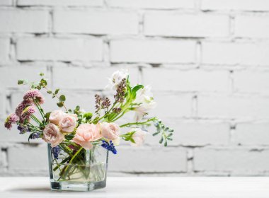 Cam vazo taze çiçekler yakın çekim kopya alanı ile