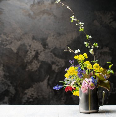 vazo ile kopya alanı ile taze çiçekler yakın çekim