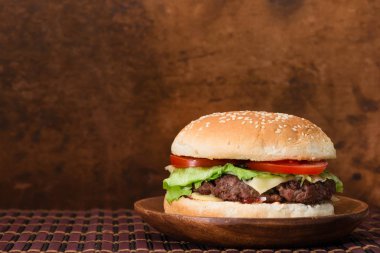 Ahşap arka plan boşaltmak lezzetli burger