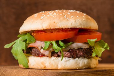 Klasik burger yakın çekim