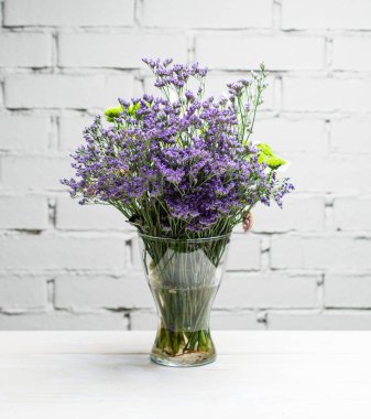 vazo ile taze çiçekler yakın çekim