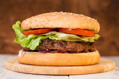 Klasik burger yakın çekim