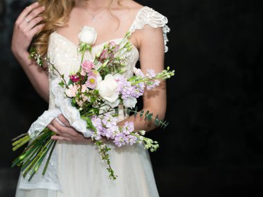 modern düğün buketi Gelin kopya alanı elinde