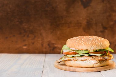 Ahşap arka plan boşaltmak lezzetli burger