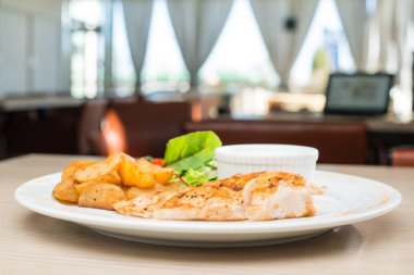 Sıcak tabak biftek restoran yakın çekim, sığ tablo yap