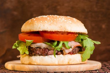 Hamburger biftek closeup ile