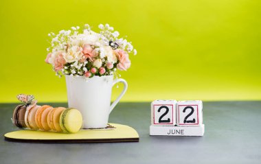 Takvim cubes 22 Haziran natürmort çiçek ve hediye konsepti ile