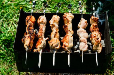 şiş kebap bir mangal üzerinde kızarmış