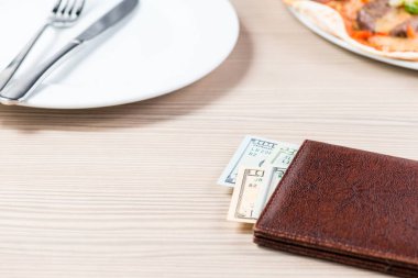 Bir pizzacı nakit ödeme
