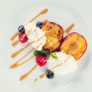 Restoran tatlı. Vanilyalı dondurma ile meyve 