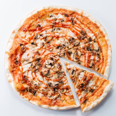 Peynir çeşitleri ile dilimlenmiş pizza