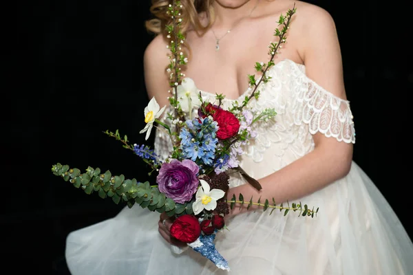 Buquê de casamento em mãos da noiva — Fotografia de Stock