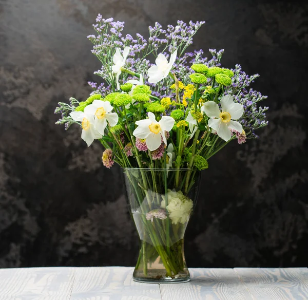 Стеклянная ваза со свежими цветами крупным планом — стоковое фото