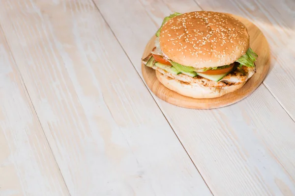 Smakelijke Hamburger op een houten achtergrond copyspace — Stockfoto
