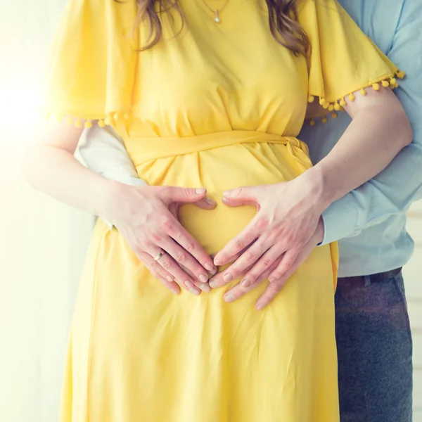 Brzuch kobiety w ciąży, ręce rodziców przytulanie brzuch — Zdjęcie stockowe