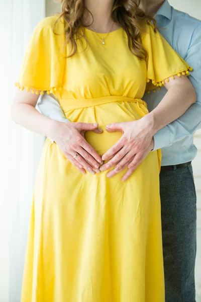 Brzuch kobiety w ciąży, ręce rodziców przytulanie brzuch — Zdjęcie stockowe