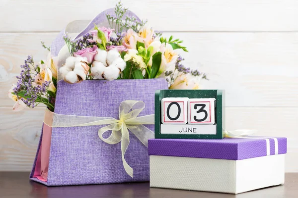 3 Haziran takvim natürmort çiçek ve hediye ile — Stok fotoğraf