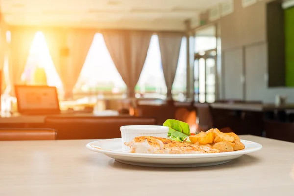 Filete caliente en la mesa en un restaurante — Foto de Stock