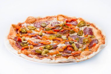 Sucuklu ve peynirli baharatlı İtalyan pizza dilimlenmiş. Yan görünüm