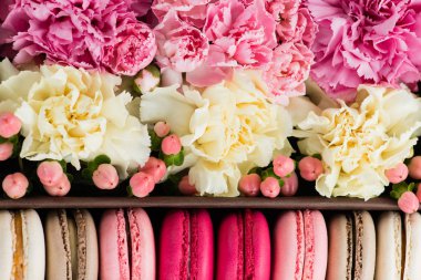 yakın çekim çiçek ve Bademli kurabiye. Arka plan