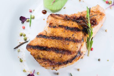 Biftek pişmiş yakın çekim. Düz yatıyordu