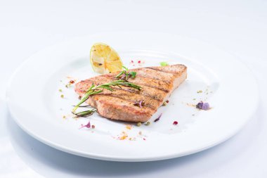 beyaz bir tabak, yakın çekim ızgara biftek