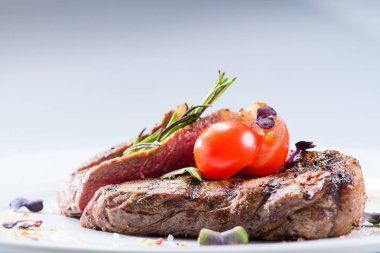 beyaz bir tabak, yakın çekim ızgara biftek