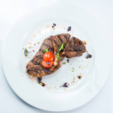 Beyaz bir tabak ızgara biftek