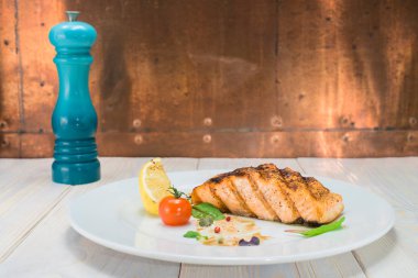 beyaz bir plaka üzerinde pişmiş somon