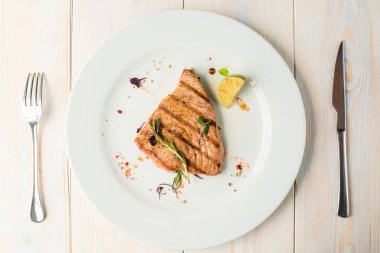 Tablo ayarı pişmiş domuz eti ile