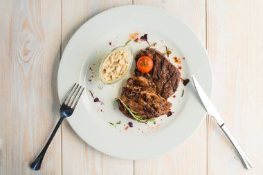 Tablo ayarı ile pişmiş biftek