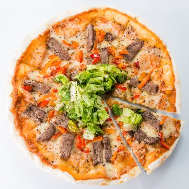 Sığır eti ve salata ile dilimlenmiş pizza