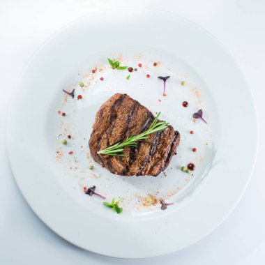 Beyaz bir tabak ızgara biftek