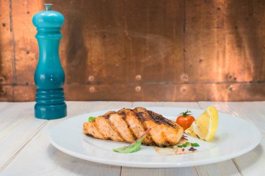 beyaz bir plaka üzerinde pişmiş somon