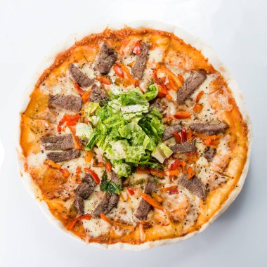 Sığır eti ve salata hafif bir arka plan üzerinde lezzetli pizza