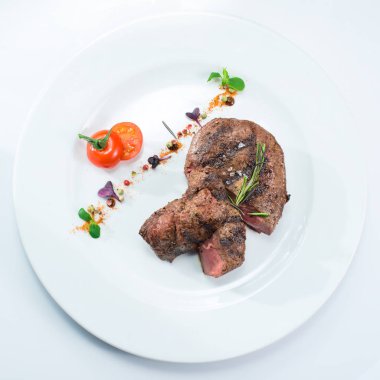 Beyaz bir tabak ızgara biftek