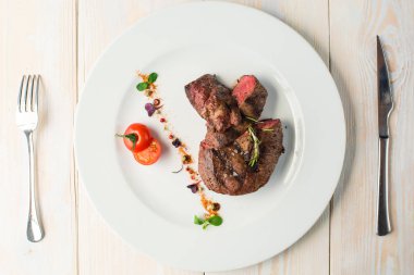 Tablo ayarı ile mermer sığır eti biftek