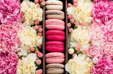 yakın çekim çiçek ve Bademli kurabiye. Arka plan