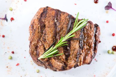 Beyaz bir tabak ızgara biftek