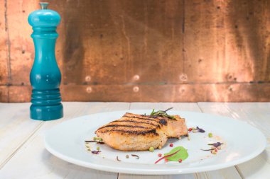 beyaz bir plaka üzerinde pişmiş biftek