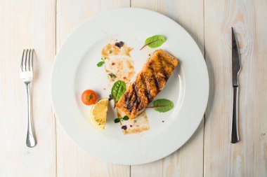 Tablo ayarı pişmiş somon ile