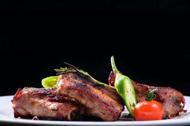 bir plaka üzerinde pişmiş sığır eti biftek