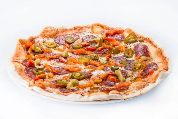 Sucuklu ve peynirli baharatlı İtalyan pizza dilimlenmiş. Yan görünüm