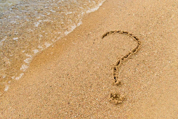 Символ питання в піску — стокове фото