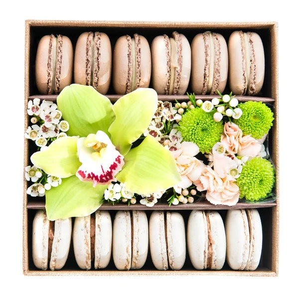 Schachtel in quadratischer Form mit Blumen und Makronen — Stockfoto