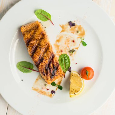 Beyaz tabakta lezzetli pişmiş biftek