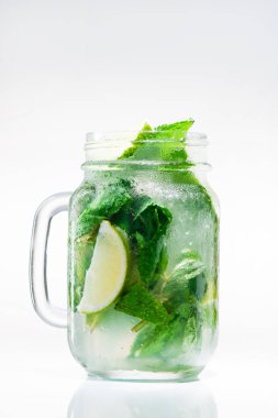 Limonata limon ve nane mason kavanoza